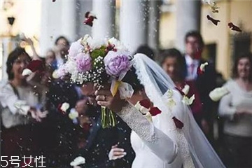 婚紗上面的機(jī)油怎么洗？婚紗沾上機(jī)油用什么洗？