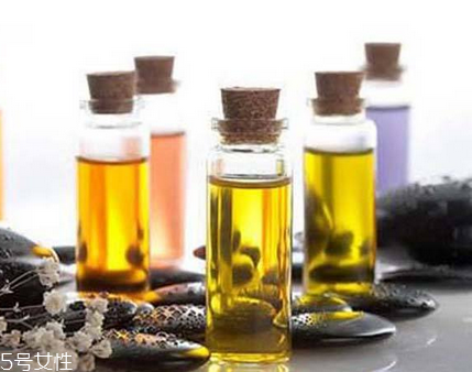 油皮能用精油嗎？精油適合油皮用嗎？