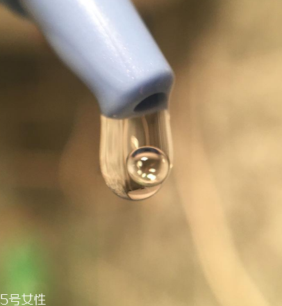 油皮能用精華嗎？油性皮膚能用精華液嗎？