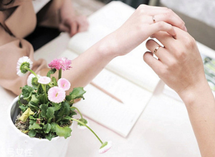 婚戒可以戴中指嗎？婚戒能戴在中指上嗎？