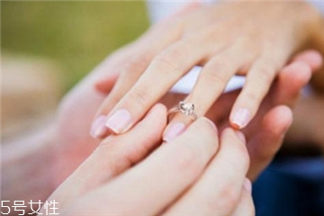婚戒可以戴中指嗎？婚戒能戴在中指上嗎？