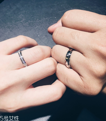 婚戒是男左女右嗎？婚戒應(yīng)該戴左手還是右手？