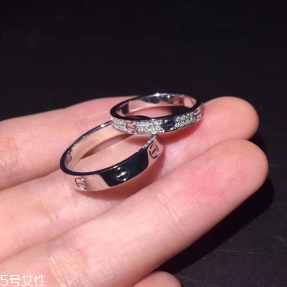 婚戒是男左女右嗎？婚戒應(yīng)該戴左手還是右手？