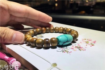 沉香手串怎么盤玩？沉香手串盤玩技巧