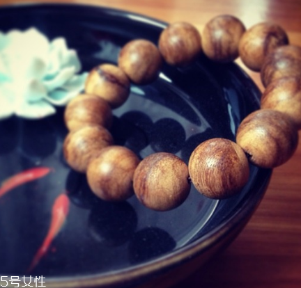 沉香手串可以用水洗嗎？沉香手串能沾水嗎？