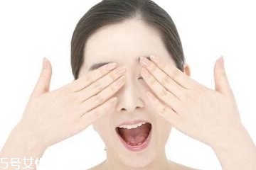 眼霜里的小勺怎么用？眼霜里的勺子如何使用