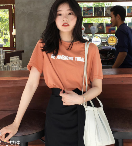 女生穿什么短袖好看？女生適合穿什么短袖？