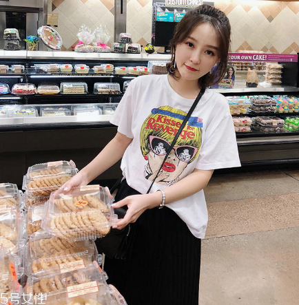 女生穿什么短袖好看？女生適合穿什么短袖？