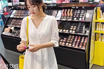 夏天穿白色裙子好看嗎？夏季白色連衣裙搭配圖片