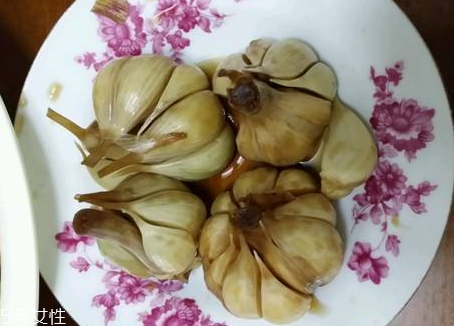 腌蒜變綠可以吃嗎？腌制的大蒜綠了能吃嗎？