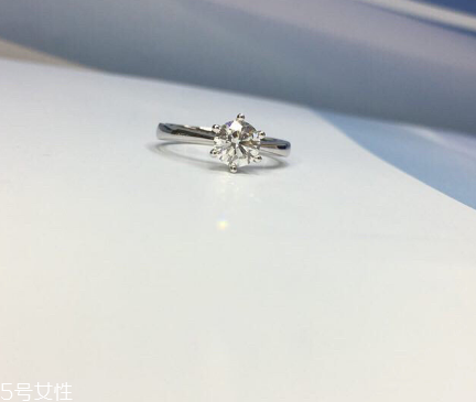 鉆戒是訂婚買(mǎi)還是結(jié)婚買(mǎi)？鉆戒訂婚就要買(mǎi)嗎？