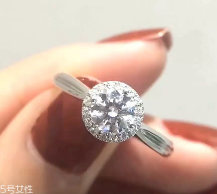 鉆戒是定制還是成品好？鉆戒買定制的還是買成品？