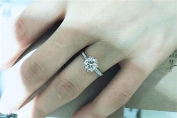 鉆戒是定制還是成品好？鉆戒買定制的還是買成品？