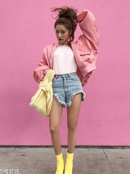 黃皮膚怎么挑選粉色衣服 黃皮膚怎么穿粉色顯白 黃皮膚怎么挑選粉色衣服 黃皮膚怎么穿粉色顯白