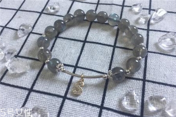 月光石是水晶嗎？月光石和水晶是一種嗎？