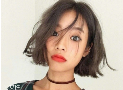 經(jīng)?；瘖y對皮膚有什么影響 經(jīng)常化妝的危害