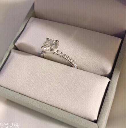 鉆戒和婚戒怎么一起戴？鉆戒和婚戒怎么同時戴？