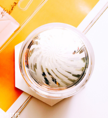 素顏霜是彩妝嗎？素顏霜屬于彩妝嗎？