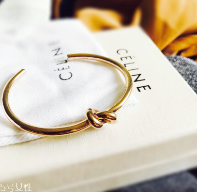 手鐲可以戴兩只手嗎？手鐲可以兩只手同時戴嗎？