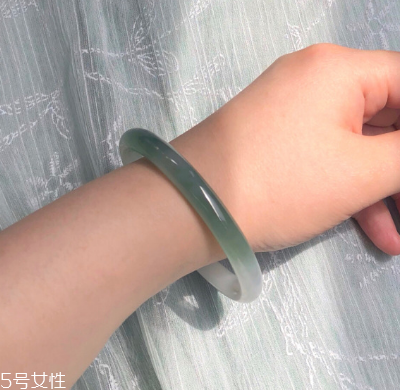 手鐲可以讓別人摸嗎？手鐲被別人摸了有影響嗎？
