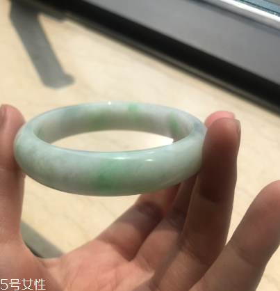 手鐲有裂紋還值錢嗎？手鐲有裂紋影響價格嗎？