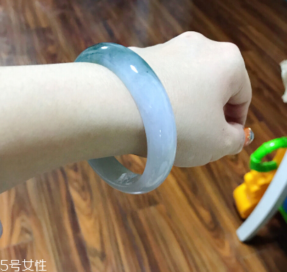 手鐲有裂紋還值錢嗎？手鐲有裂紋影響價格嗎？