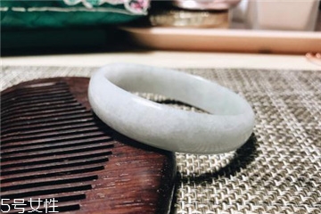 手鐲是玉的好還是翡翠的好？手鐲買玉的還是翡翠的？