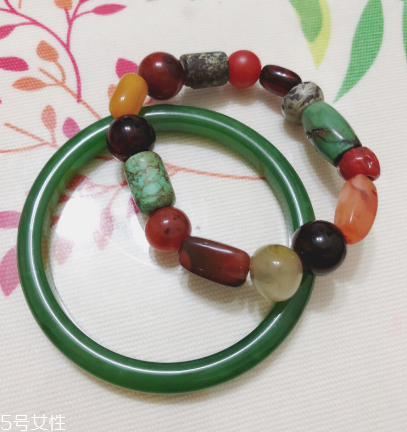 手鐲是圓的好還是扁的好？手鐲買(mǎi)圓的還是扁的？