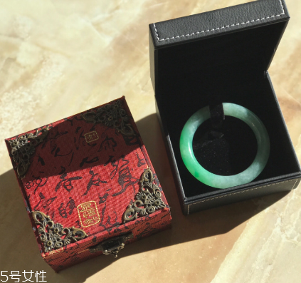 手鐲什么顏色好看？手鐲買哪種顏色好？