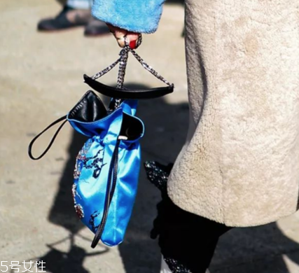 今年流行什么水桶包？水桶包流行什么款式？