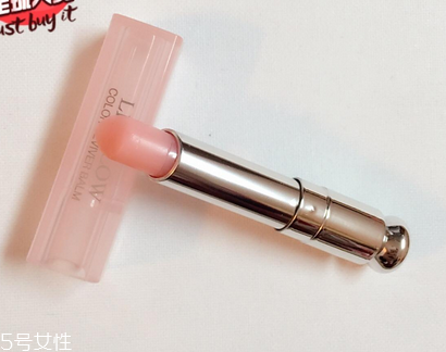 唇膏用完里邊怎么打開？唇膏剩一截怎么挖出來？