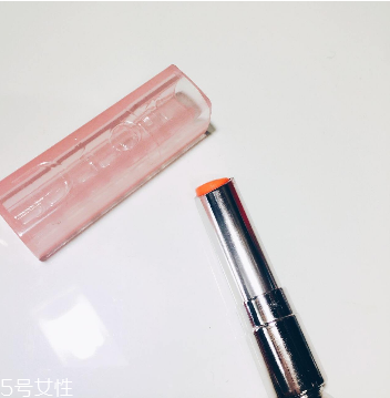 唇膏用完里邊怎么打開？唇膏剩一截怎么挖出來？