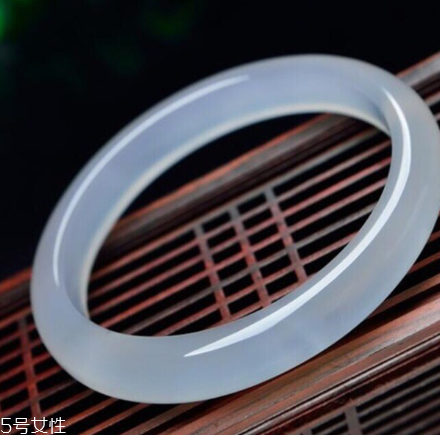 玉髓手鐲一般多少錢？玉髓手鐲市場價格
