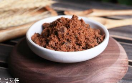 紅糖面膜用什么水稀釋？紅糖面膜用熱水還是冷水泡？