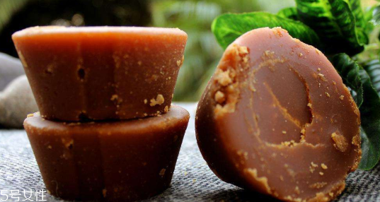 紅糖面膜用什么水稀釋？紅糖面膜用熱水還是冷水泡？