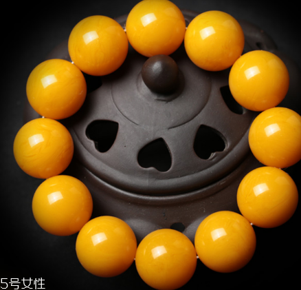 蜜蠟手串可以沾水嗎？蜜蠟手串能碰水嗎？