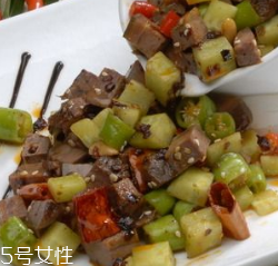 豬心能治心臟病嗎？豬心可以治心臟?。?></p><h3>豬心和什么一起炒好吃</h3><p>青椒炒豬心原料：青椒一只、豬心一只。調(diào)料：鹽、醬油、味精、糖、酒、淀粉、姜片、蒜末。</p><p>1、鍋上火加熱，加入適量油，油略熱，加入青椒塊煸炒，片刻后盛出；</p><p>2、余油加入姜片、蒜末爆香；</p><p>3、加入腌過的豬心煸炒；</p><p>4、豬心變色后，加入青椒塊一起煸炒；</p><p>5、加入味精適量，淋上水淀粉，收汁，撒上適量白胡椒粉，淋上麻油，關火盛出即可。</p> </div>
<div align=