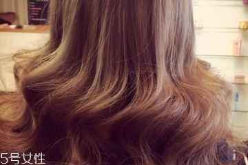 燙發(fā)后怎么打理卷發(fā)？剛燙的卷發(fā)如何打理？