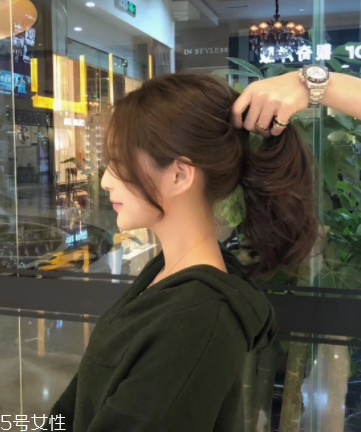 燙發(fā)是冷燙好還是熱燙好？冷燙和熱燙哪個(gè)更自然？