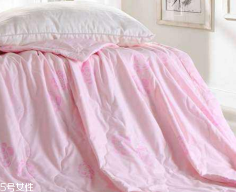 空調(diào)被可以用洗衣機(jī)洗嗎？要看不同材質(zhì)