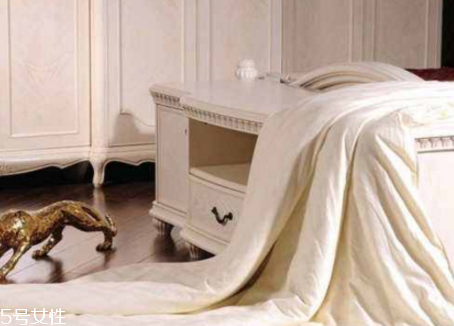 空調(diào)被可以用洗衣機(jī)洗嗎？要看不同材質(zhì)