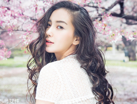 染發(fā)會(huì)使頭發(fā)變白嗎？頭發(fā)變白不是染發(fā)的鍋