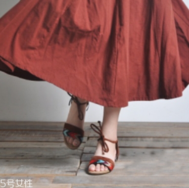 棉麻長裙配什么鞋子？除了小白鞋還有這些