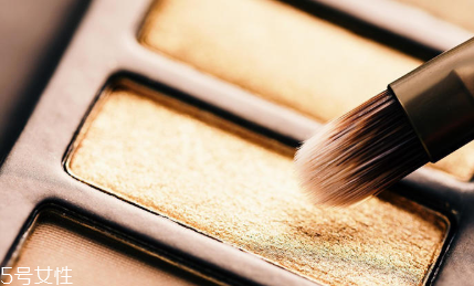 眼影越顯色越好嗎 太顯色容易熊貓眼 眼影越顯色越好嗎 太顯色容易熊貓眼