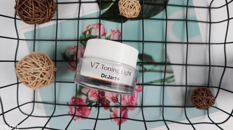 蒂佳婷和珂萊歐素顏霜比較 2款大熱選手全面對比 蒂佳婷和珂萊歐素顏霜比較 2款大熱選手全面對比