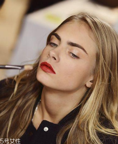 睫毛膏先刷白色還是黑色 當(dāng)然是白色 睫毛膏先刷白色還是黑色 當(dāng)然是白色