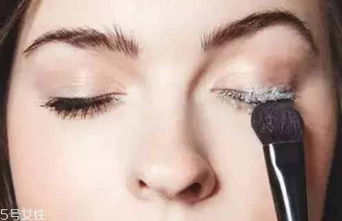 睫毛膏先刷白色還是黑色 當(dāng)然是白色 睫毛膏先刷白色還是黑色 當(dāng)然是白色