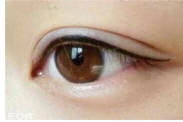 美瞳線應該紋在哪里 紋在眼皮上