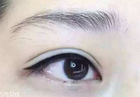 美瞳線應該紋在哪里 紋在眼皮上