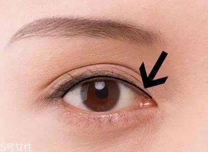 美瞳線應該紋在哪里 紋在眼皮上